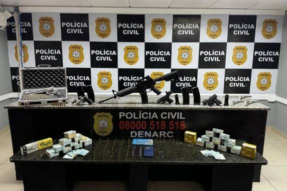 Dupla foi detida após denúncias anônimas levarem a quatro mandados de busca que revelaram armas e mais de R$ 208 mil.