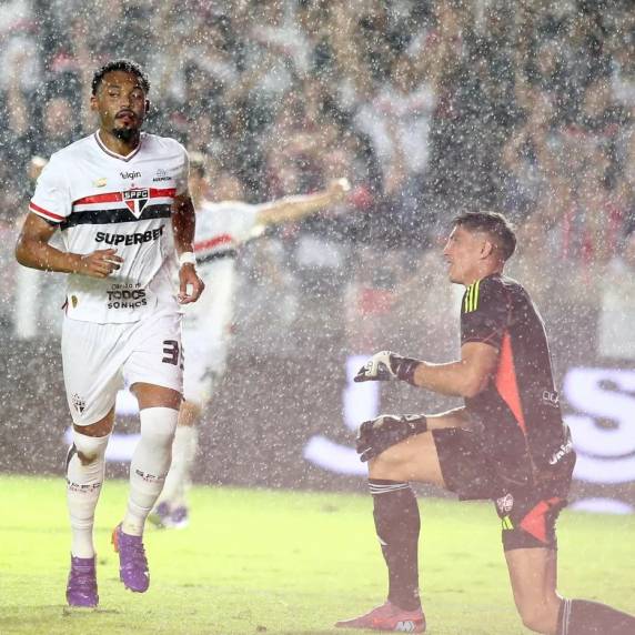 Dominado pelos paulistas, Colorado foi derrotado com gols de Sabino, Maik e Luciano, e não depende mais de si para evitar a queda na última rodada do Brasileirão
