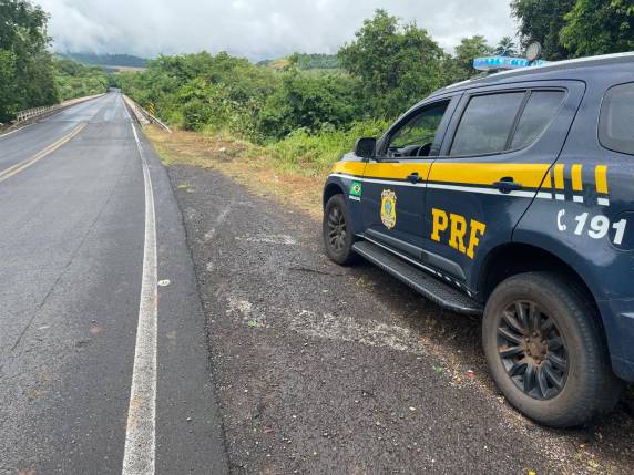 Jovem de 27 anos perdeu o controle do veículo e caiu em barranco; PRF investiga causas do acidente