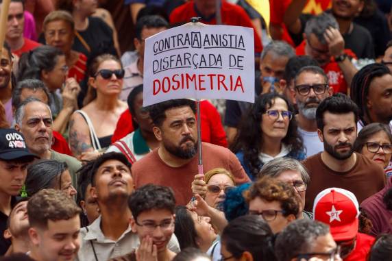 Texto aprovado pela Câmara reduz penas de condenados pelo 8 de janeiro, incluindo Jair Bolsonaro; manifestações ocorrem em diversas capitais.