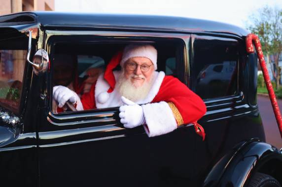 Durante o trajeto, o Papai Noel foi calorosamente recebido pela comunidade