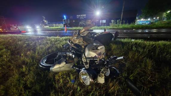 Acidente ocorreu próximo ao trevo da Caravela; vítima estava na carona de uma motocicleta e seguia para a igreja