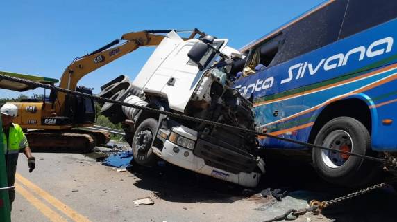 Acidente bloqueia totalmente a rodovia; equipes de resgate e guincho atuam no atendimento às vítimas