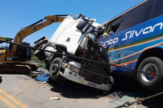 Veículos estão na pista e bloqueiam totalmente a rodovia; equipes de resgate e guincho atuam no atendimento às vítimas