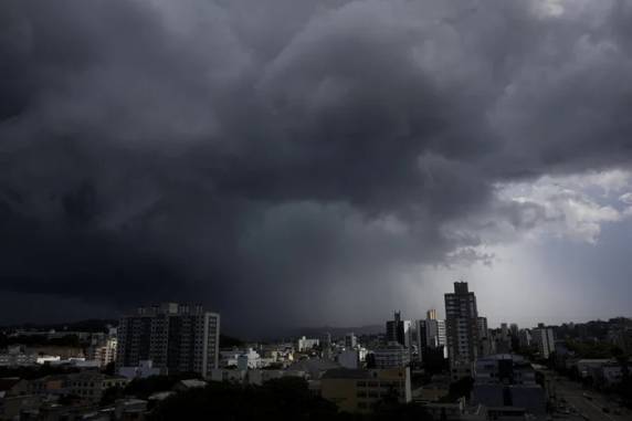 A partir da tarde, pancadas e possíveis temporais são previstos em áreas do Sul e da Campanha