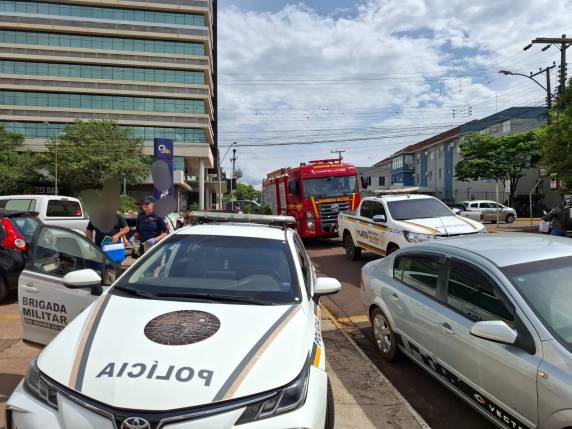 Portas do veículo trancaram automaticamente; bebê de cerca de um ano estava no banco traseiro