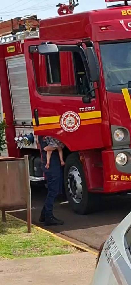 Portas do veículo trancaram automaticamente; bebê de cerca de um ano estava no banco traseiro