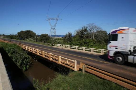 Fiscalizações flagraram mais de 450 toneladas acima do permitido em 2025; prática compromete freios, estabilidade e o pavimento