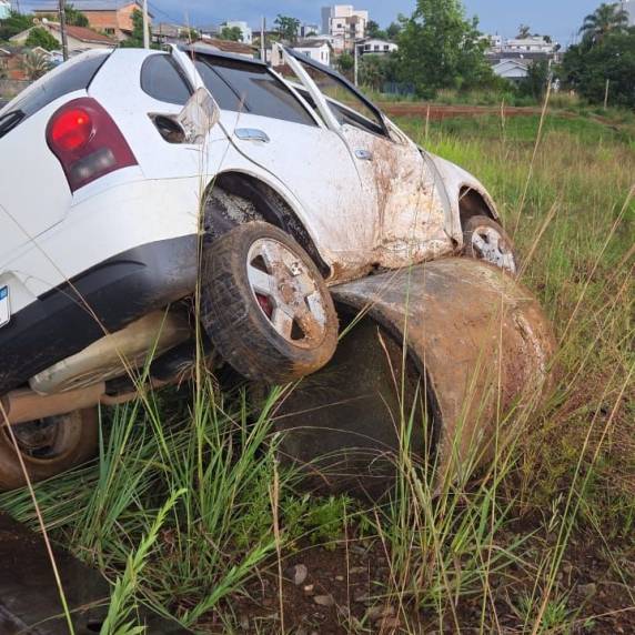 Homem investigado por ''tele-entrega'' de drogas tentou fugir da polícia, sofreu acidente e foi capturado após correr para área de mata