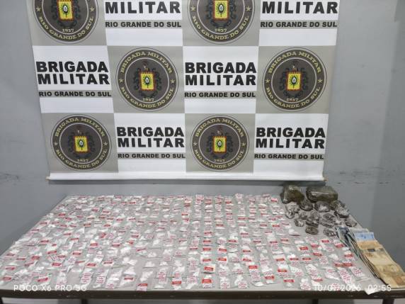 Ação do 29º BPM resultou na apreensão de maconha, cocaína, dinheiro e celulares na noite de sexta-feira (9)