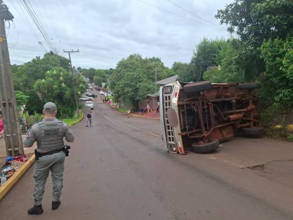 Motorista de caminhonete de entrega de gás perdeu o controle do veículo; óbito foi confirmado pela Polícia Civil