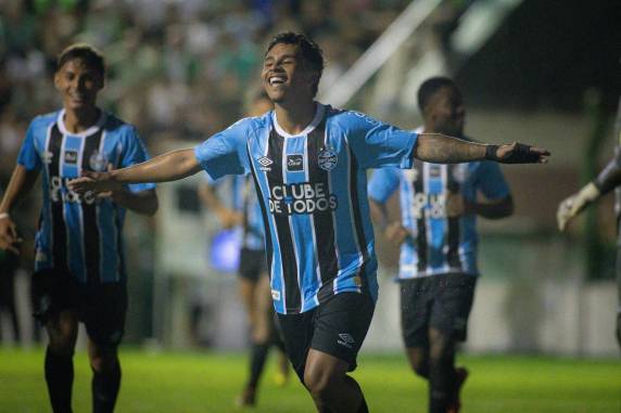 Tricolor acorda no segundo tempo, e constrói vitória com gols de Amuzu, Wagner Leonardo, Roger e Arthur