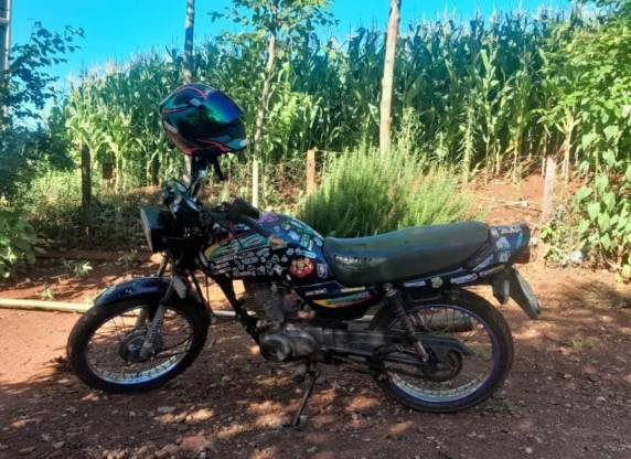 Honda CG azul estava estacionada em frente à Praça Henrique Becker Filho; informações podem ser repassadas à polícia