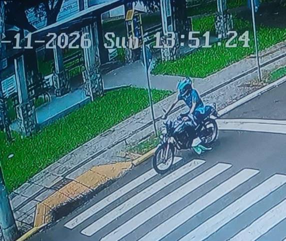 Honda CG azul estava estacionada em frente à Praça Henrique Becker Filho; informações podem ser repassadas à polícia