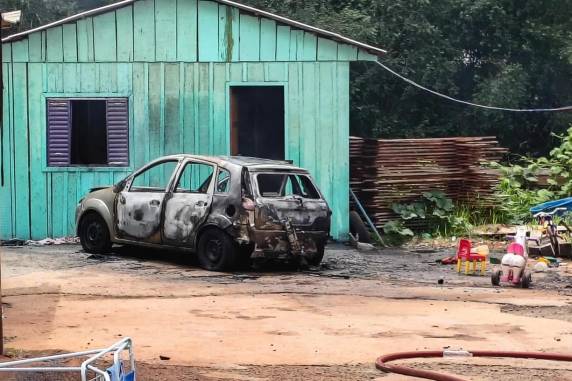 Em retaliação, pai da vítima ateou fogo em imóvel do suspeito, que está foragido