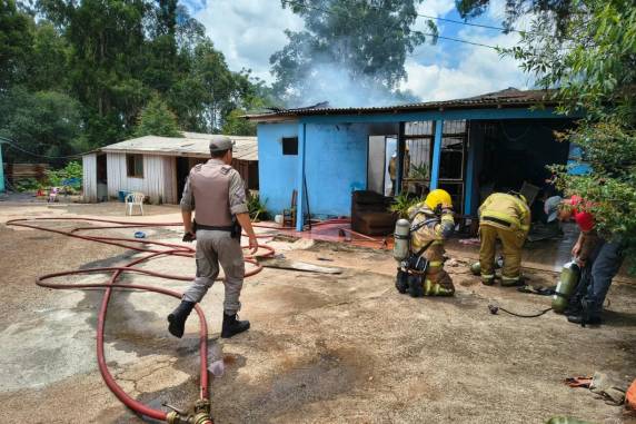 Em retaliação, pai da vítima ateou fogo em imóvel do suspeito, que está foragido