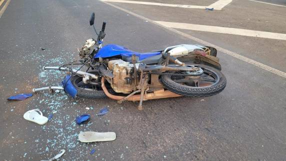 Colisão entre carro e motocicleta foi registrada no início da noite desta sexta-feira (16), no km 147,700 da rodovia