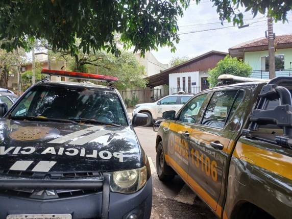 Suspeito, que era considerado foragido, se apresentou na Delegacia da Mulher nesta segunda-feira (19) e teve a prisão cumprida