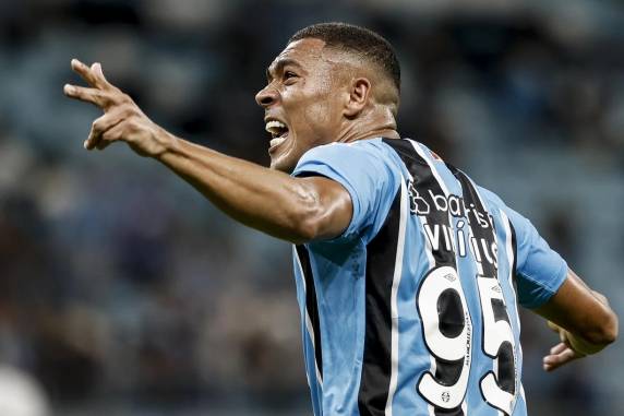Além do centroavante, Tetê e Edenilson também balançaram as redes para o Tricolor