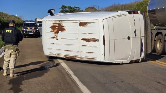 Manobra de ultrapassagem seguida de desvio para o acostamento provocou o tombamento; PRF investiga e trânsito opera em meia pista na BR-285.