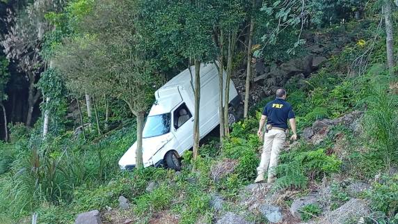 Homem de 59 anos conduzia um Fiat Fiorino quando saiu da pista; suspeita inicial é de mal súbito.