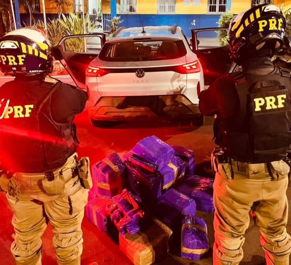 Droga estava em veículo locado abordado em Bento Gonçalves; prejuízo ao crime organizado é estimado em mais de 70 mil porções