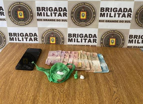 Flagrante ocorreu no fim da tarde desta quinta-feira em residência conhecida como ponto de venda de entorpecentes no bairro Esperança
