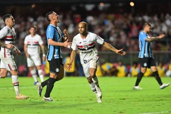 Tricolor foi derrotado com gols de Lucas Moura e Calleri. Próximo desafio é contra o Juventude, no domingo, pelo Gauchão
