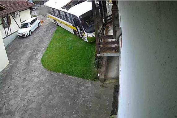Havia quatro crianças sozinhas no veículo, filhas do condutor