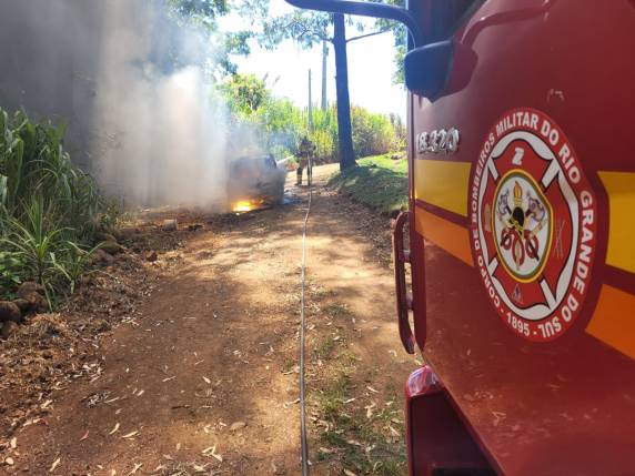 Bombeiros utilizam água e espuma para controlar chamas em automóvel com compostos metálicos inflamáveis