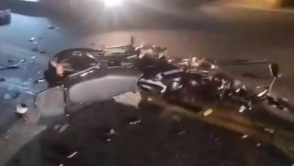 Colisão envolveu motocicleta e dois carros no km 45,9; passageira morreu no local e condutor da moto foi socorrido em estado grave