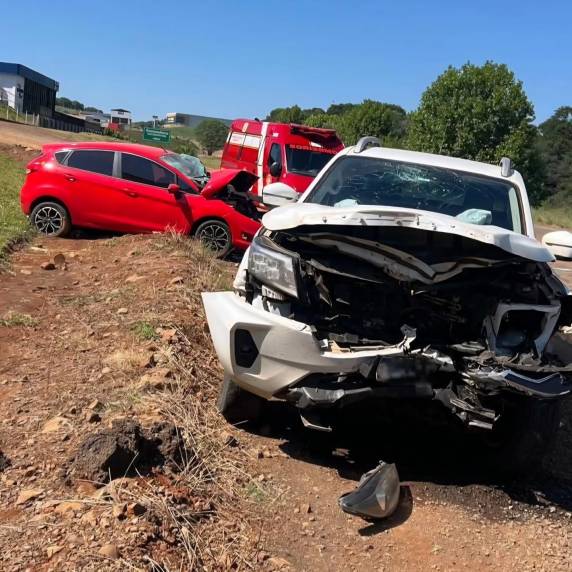 Acidente envolveu um Ford Fiesta e uma Nissan Frontier; vítimas foram encaminhadas ao hospital com apoio dos Bombeiros Voluntários e do Samu