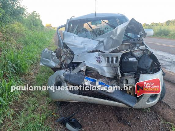 Colisão traseira entre carro e ônibus ocorreu na manhã desta sexta-feira (6), próximo ao acesso ao distrito de Manchinha