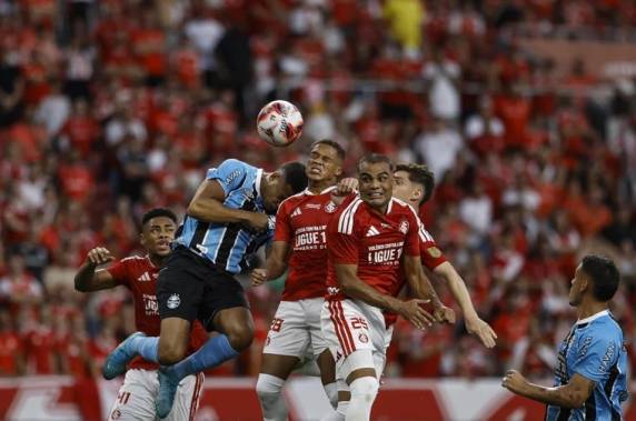 Clássico teve grande polêmica por pênalti desmarcado para o Inter; Tricolor ergueu a primeira taça na nova casa do rival