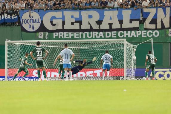Tricolor saiu perdendo com gol de Walter Clar, mas igualou o placar com Nardoni. Próximo jogo será contra o Vitória em casa, na quinta-feira