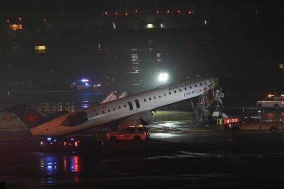 Terminal suspendeu pousos e decolagens após colisão envolvendo aeronave da Air Canada Express; dois tripulantes ficaram gravemente feridos