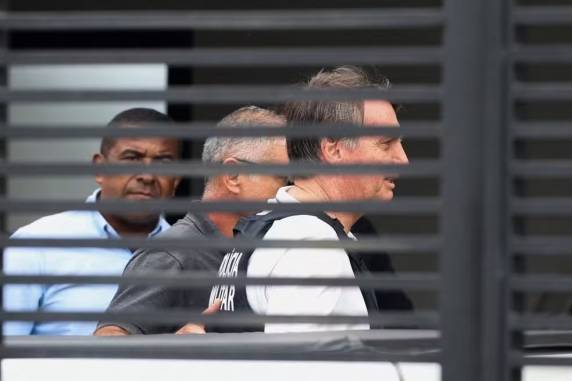 Ex-presidente estava internado em um hospital particular de Brasília para tratamento de uma pneumonia. Na última terça, Moraes autorizou prisão domiciliar humanitária por 90 dias.