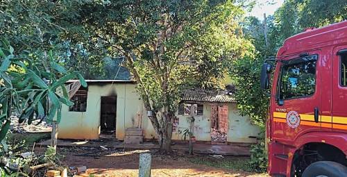 Polícia Civil concluiu o inquérito; vítima de 5 anos estava sozinha em casa no momento do sinistro