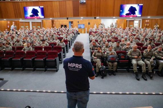 Capacitação do Projeto Sinais reúne 500 policiais para prevenir violência extrema no RS