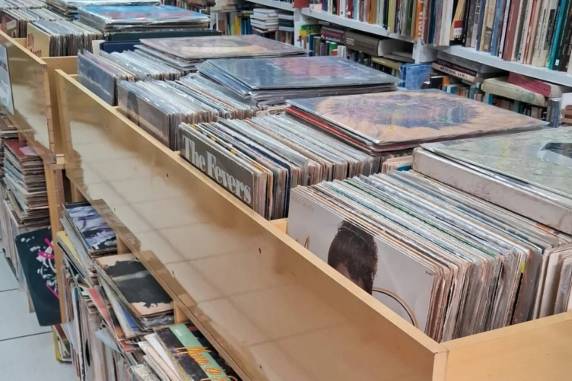 Procura pelos "bolachões" cresce em sebos e feiras, impulsionada por jovens que buscam uma relação mais sensorial com a música