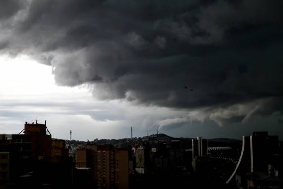 Previsão indica acumulados de até 70 mm em algumas regiões e vento que podem chegar a 85 km/h no Estado