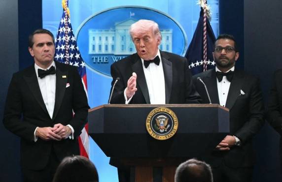 Presidente dos Estados Unidos foi retirado do evento pelo Serviço Secreto quando agentes perceberam a movimentação do suspeito e os sons dos tiros