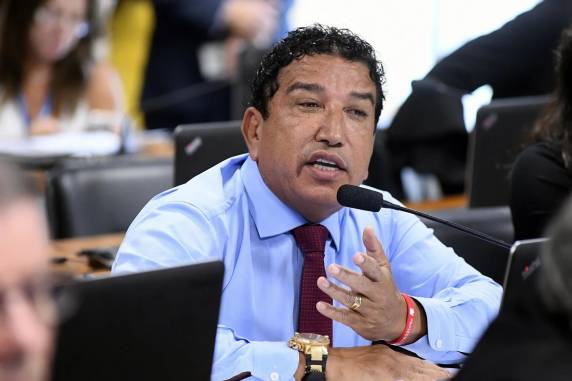 Caso foi registrado em boletim de ocorrência. Político afirma que houve "falha técnica" da profissional durante procedimento