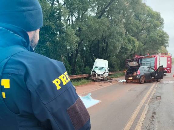Acidente entre Fiorino e Sandero deixa um morto e um ferido na BR-468, em Palmeira das Missões. PRF, Polícia Civil e Corpo de Bombeiros atenderam a ocorrência na manhã deste sábado (16), no km 14 da rodovia.