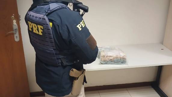 Dois uruguaios foram presos após serem flagrados transportando dinheiro escondido em uma caminhonete; suspeitos não comprovaram a origem lícita da quantia