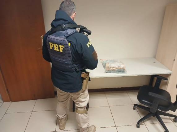 Dois uruguaios foram presos após serem flagrados transportando dinheiro escondido em uma caminhonete; suspeitos não comprovaram a origem lícita da quantia