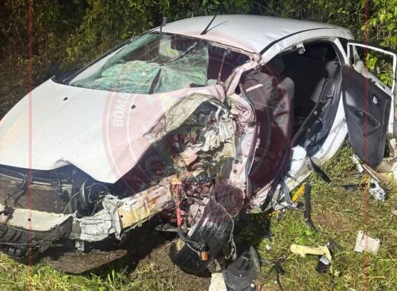 Vítima ficou presa às ferragens e foi resgatada pelos Bombeiros Voluntários com apoio do SAMU