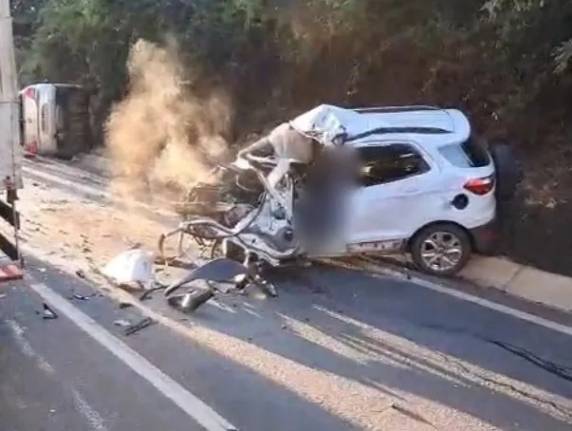 Acidente mobilizou equipes do Corpo de Bombeiros, Samu e PRF na manhã desta quinta-feira (28); uma gestante ficou ferida