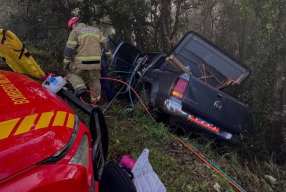Acidente mobilizou Corpo de Bombeiros, SAMU e PRF; passageiro ficou preso às ferragens e precisou ser desencarcerado