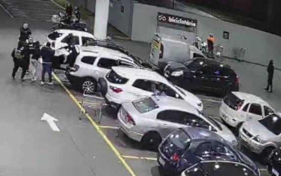 Um suspeito foi preso, localizado em uma área de mata em Sapucaia do Sul horas após o crime. Ele transportava fuzis, pistolas, munições e coletes. Polícia Civil busca pelos outros envolvidos